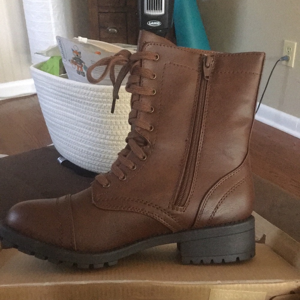 Fall combat style boots NWT